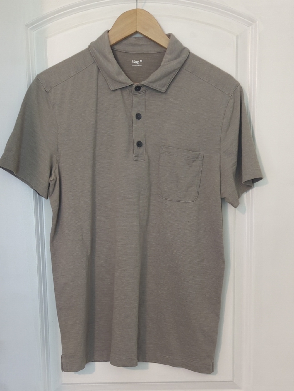 GAP Men’s Short-Sleeve Polo Shirt in Taupe Gray